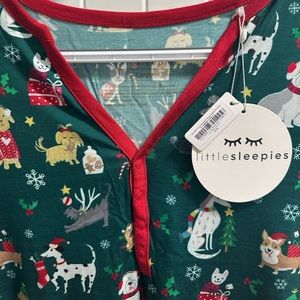 Women’s Little Sleepies Holiday Hounds pajama top in size large.